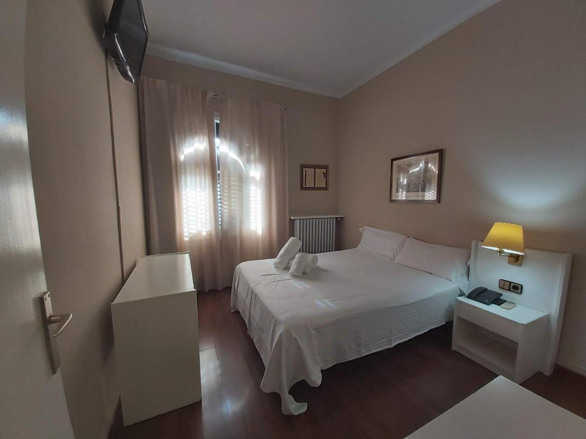Hotel El Castell Sant Boi de Llobregat Zewnętrze zdjęcie