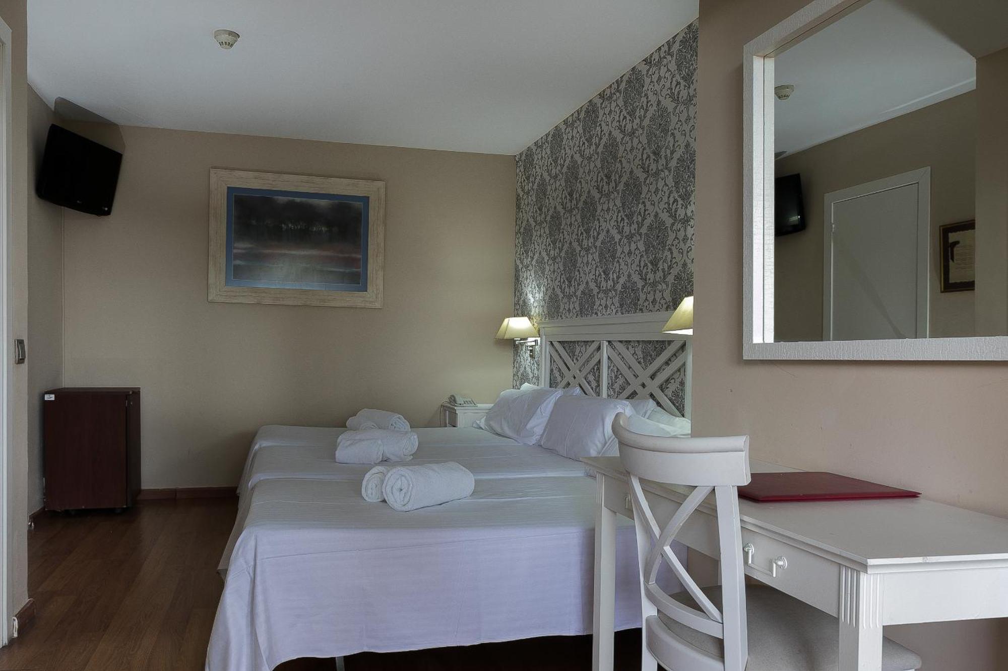 Hotel El Castell Sant Boi de Llobregat Zewnętrze zdjęcie