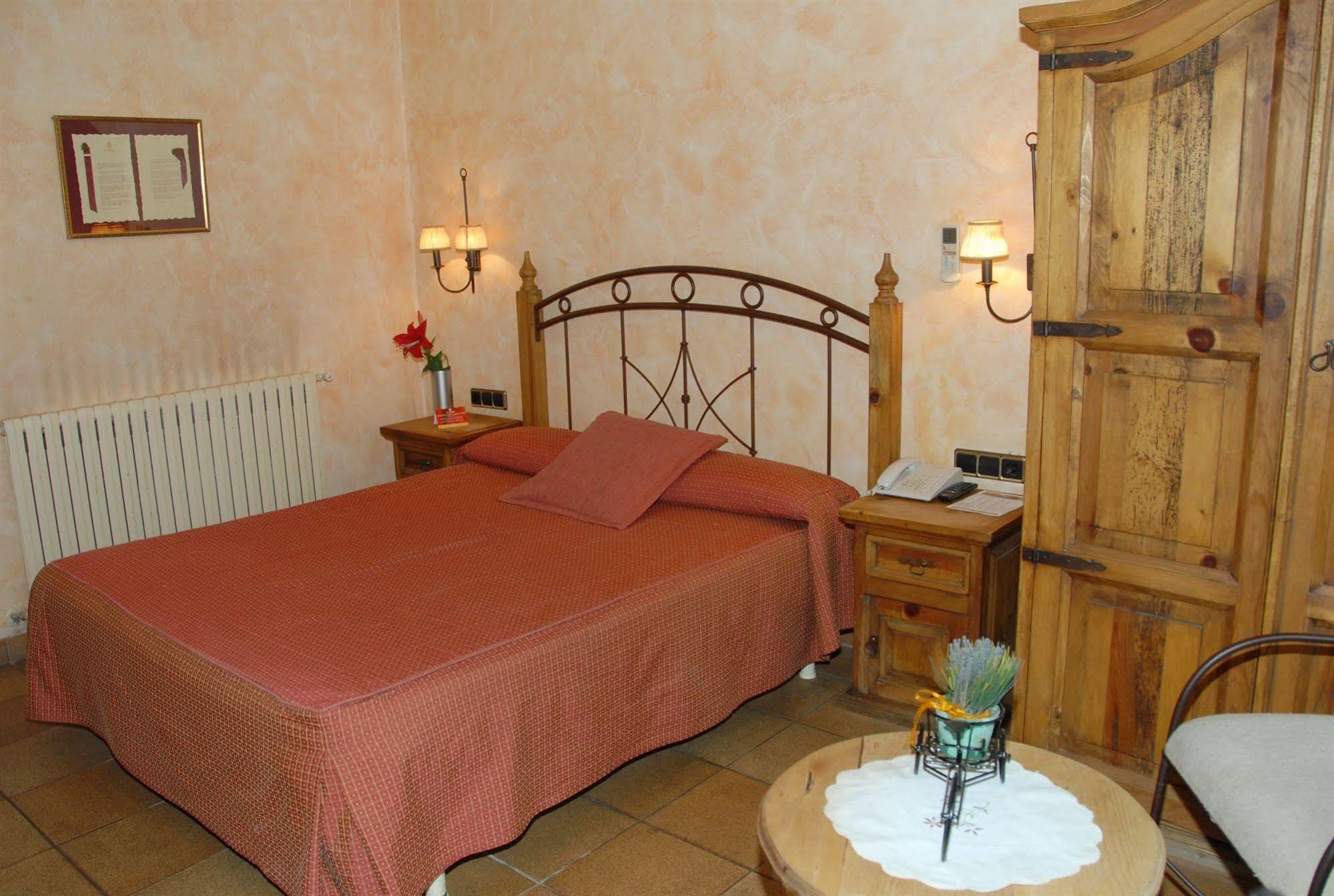 Hotel El Castell Sant Boi de Llobregat Zewnętrze zdjęcie