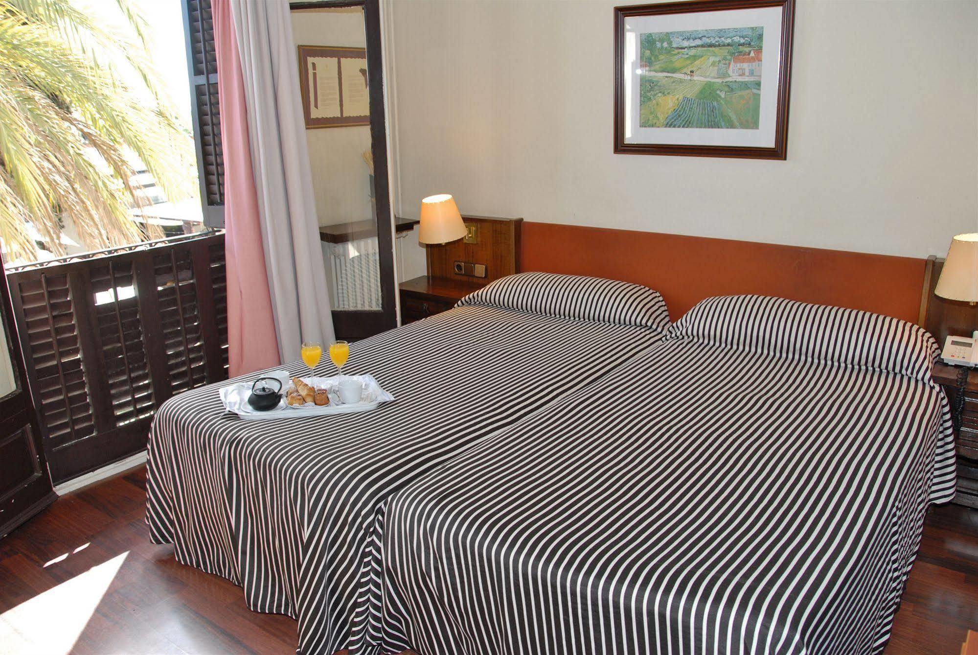 Hotel El Castell Sant Boi de Llobregat Zewnętrze zdjęcie